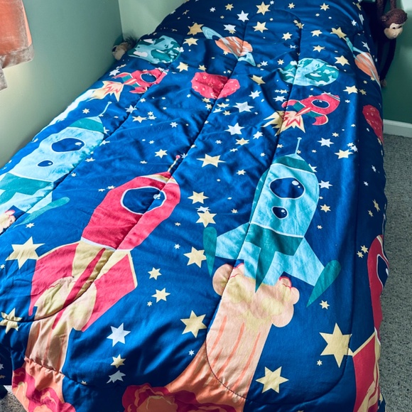 Twin comforter - Picture 2 of 2